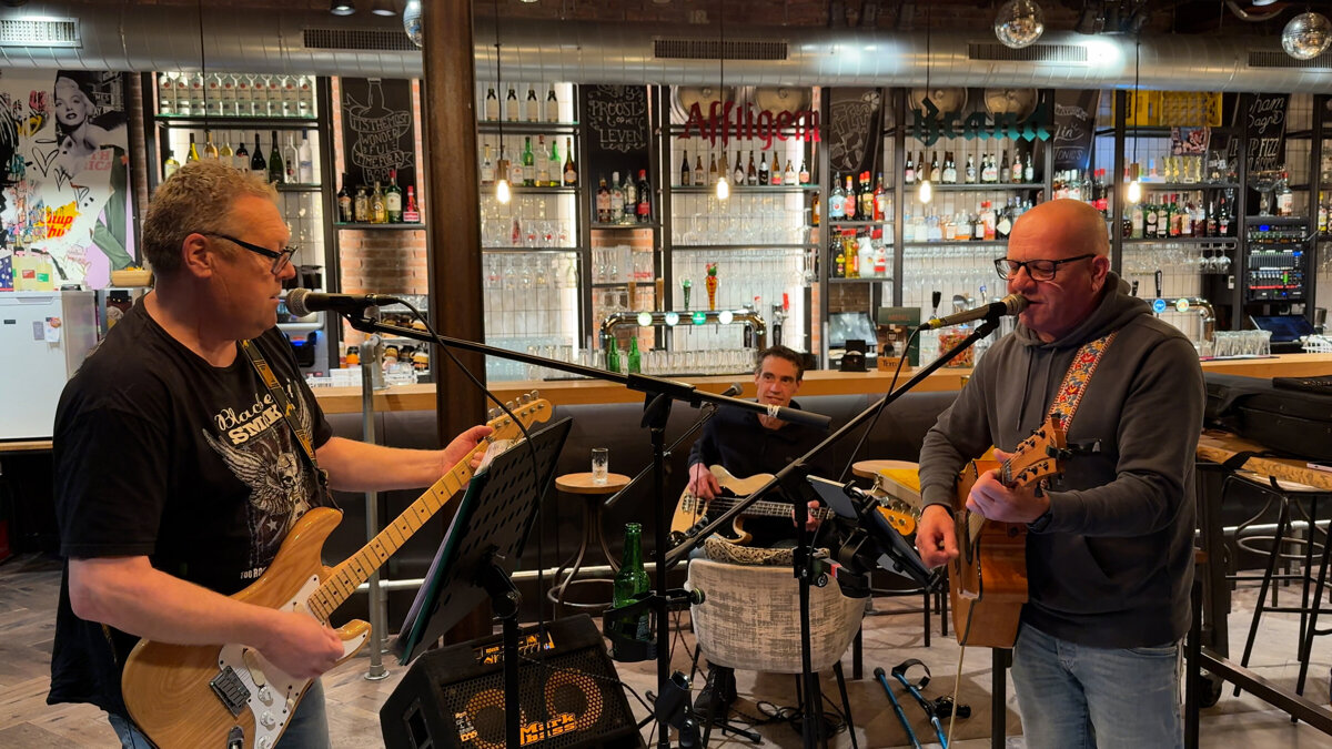 Jurgen (l), Dennis (m) en Patrick (r) tijdens de repetitie van de Zjiwse Zjivvers- ©Omroep ZVL.jpg