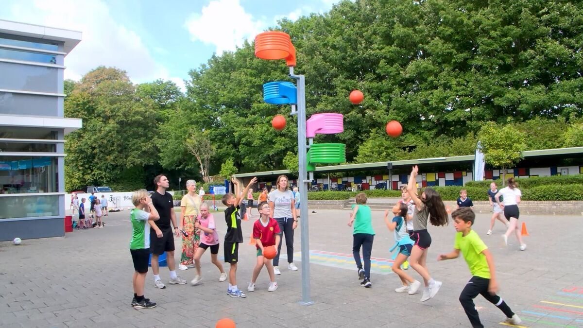 Spelende kinderen schoolplein.jpg