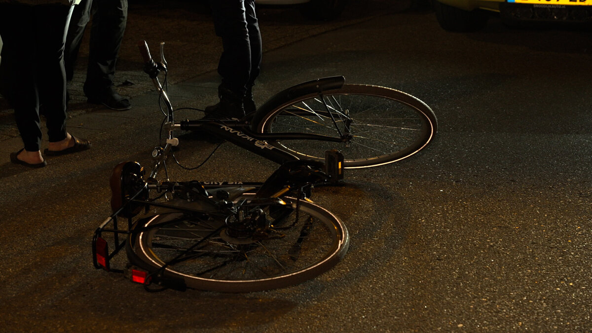 2026.04.11 Fietster naar ziekenhuis na botsing met geparkeerde auto in Axel.00_00_03_24.Still001.jpg