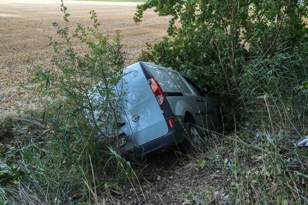 Busje rijdt van Oude Graauwsedijk bij Graauw, twee gewonden3