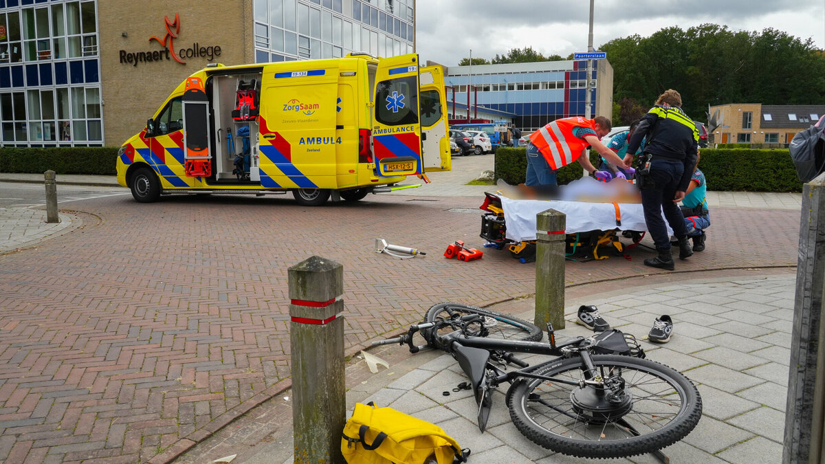 Scholier gewond bij aanrijding naast school_9