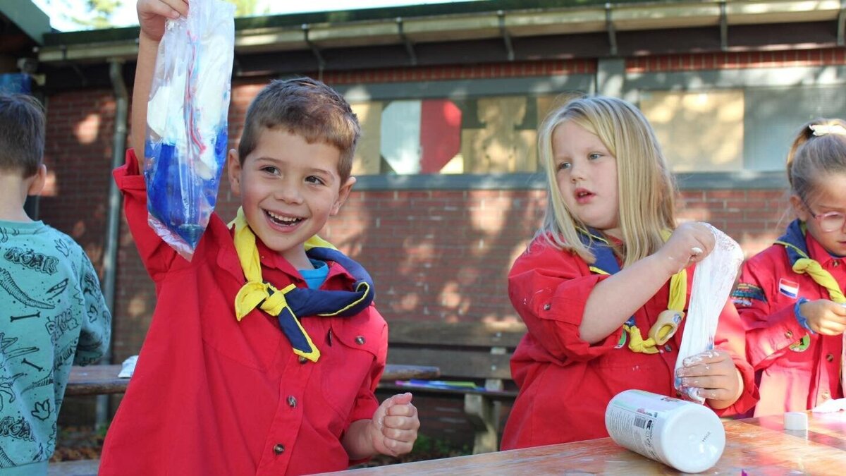 scouting hubertus terneuzenBevers slijm maken.jpg