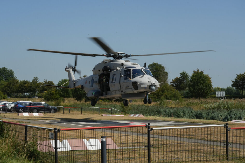 Belgische militaire helikopter landt bij ZorgSaam in Terneuzen