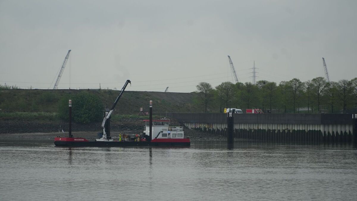Foto_10_Olie lekt schelde in na zinkend schip_2026.04.17 .JPG