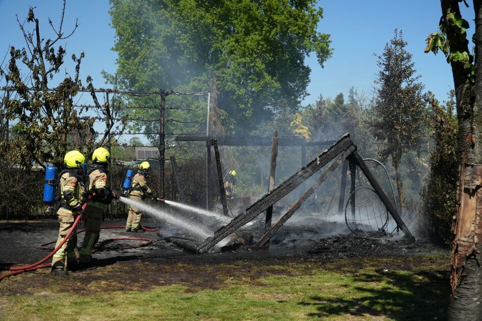 Felle brand in tuinhuis Clinge, meerdere blusvoertuigen ingezet