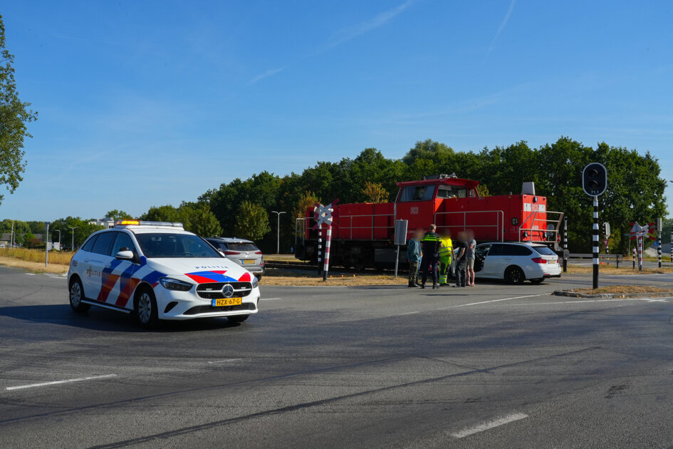 Auto en trein botsen op spoorwegovergang Terneuzen
