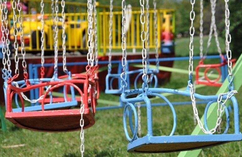 speeltuin pretpark zweefmolen.jpg