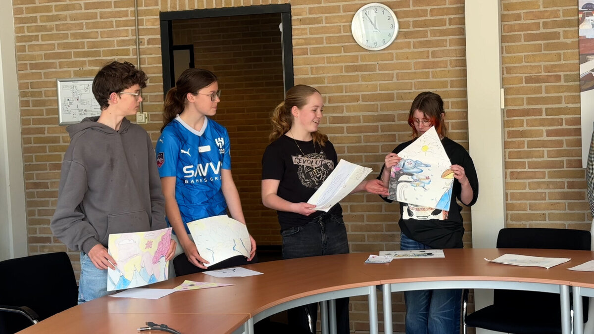 Leerlingen presenteren schetsen voor muurschilderingen - ©Omroep ZVL.jpg