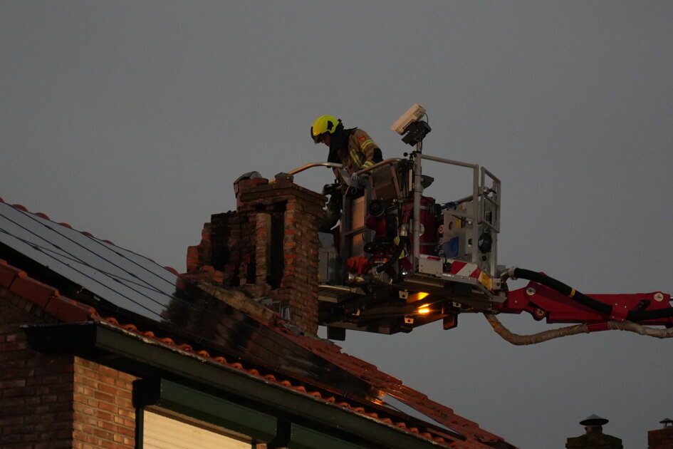 Blikseminslag in schoorsteen van woning Schoondijke, brandweer schaalt op