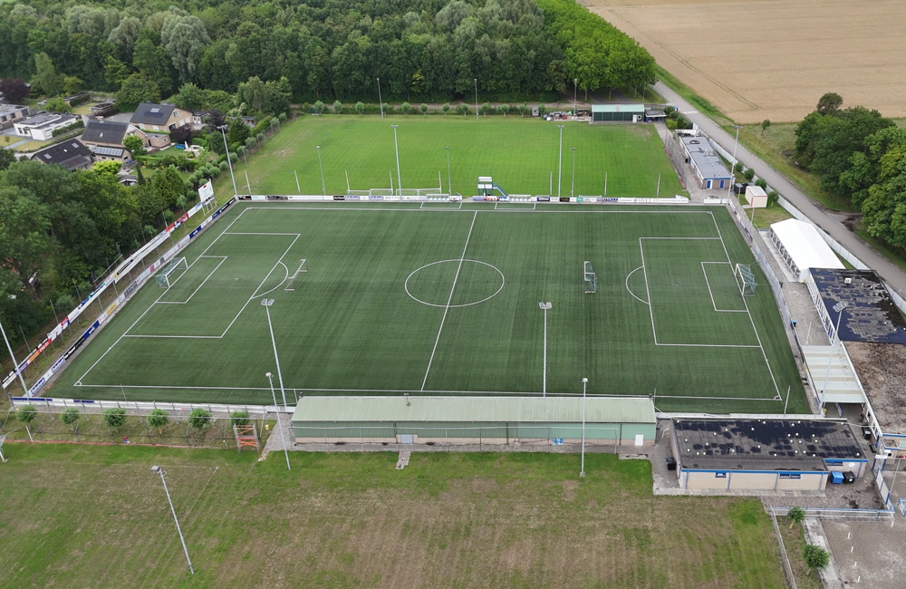 Archief_Voetbalveld Denoek Hoek Drone_WB.png