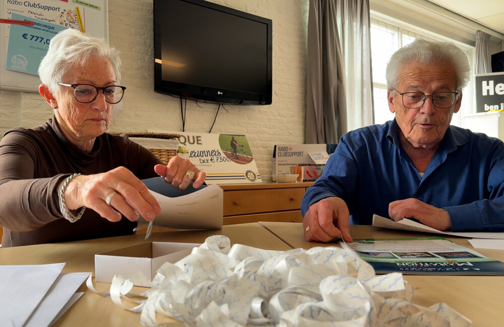 Vullen van de enveloppen met startnummers voor marathon Zeeuws-Vlaanderen - ©Omroep ZVL.jpg