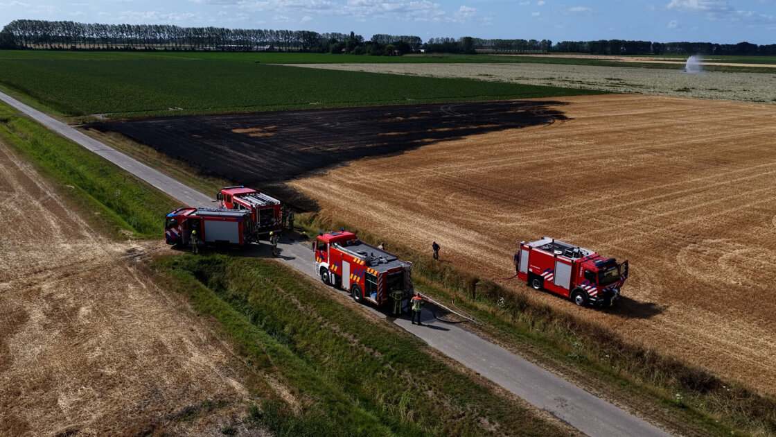 Akkerbrand in Graauw beperkt door flinke brandweerinzet