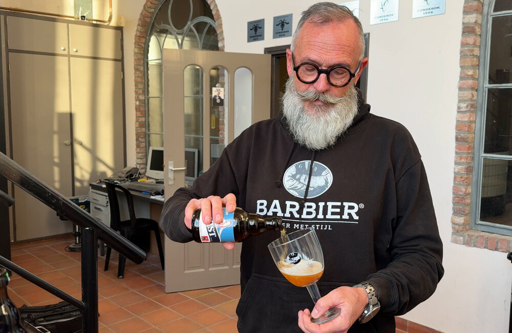 Luc Weemaes schenkt zijn Barbier - ©Omroep ZVL
