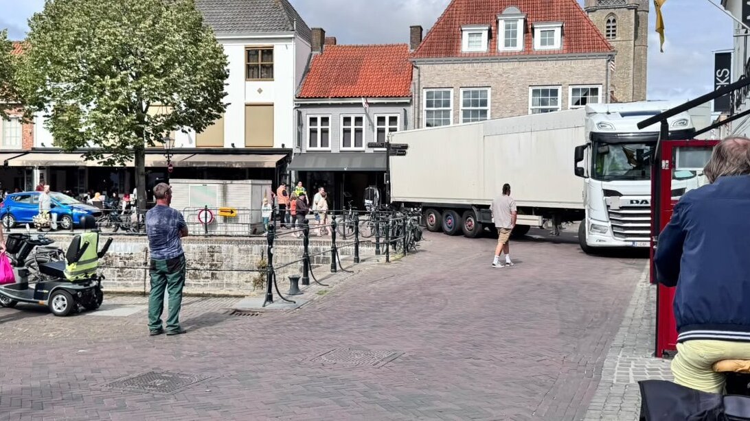 Vrachtwagen vast op Kaai Sluis - ©Nicolle Wieme