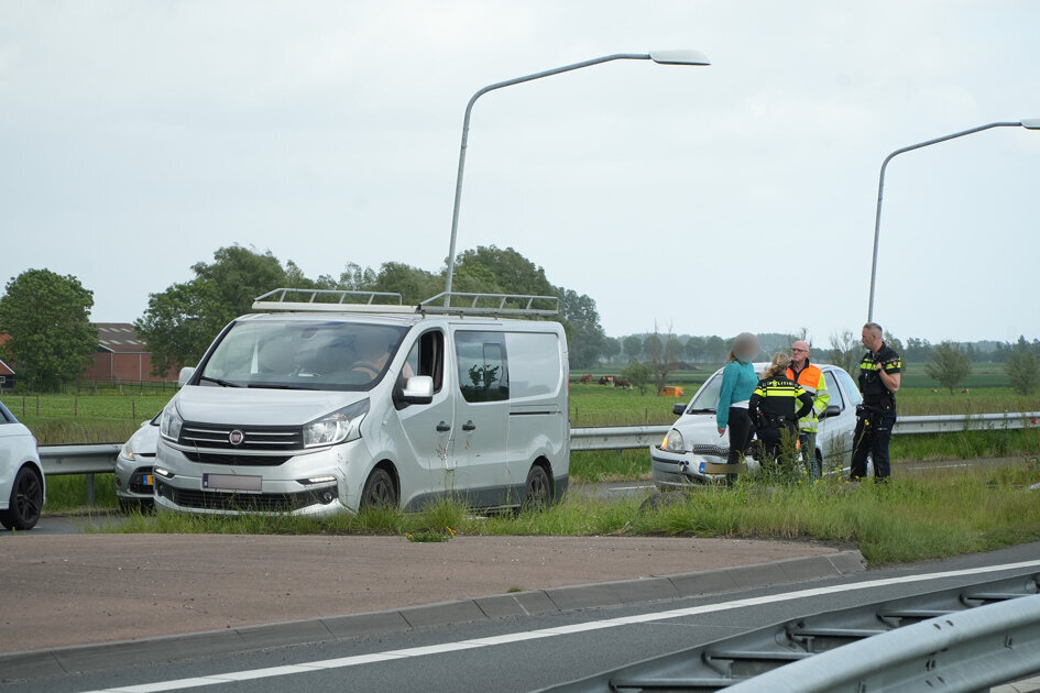 Kop-staartbotsing aan rotonde Schoondijke, één voertuig getakeld