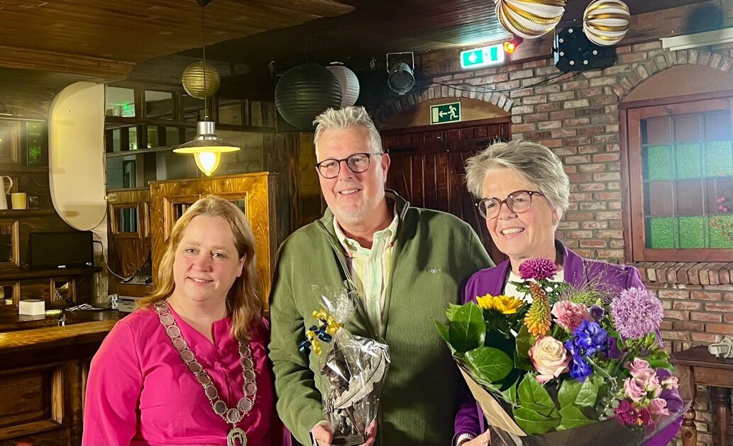 Pluimpagadder voor presentator Marco van Dorst