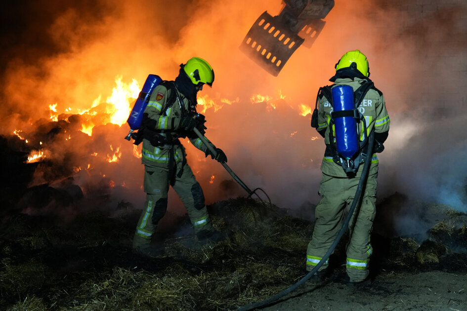 Felle hooibrand Walsoorden, brandweer ingezet
