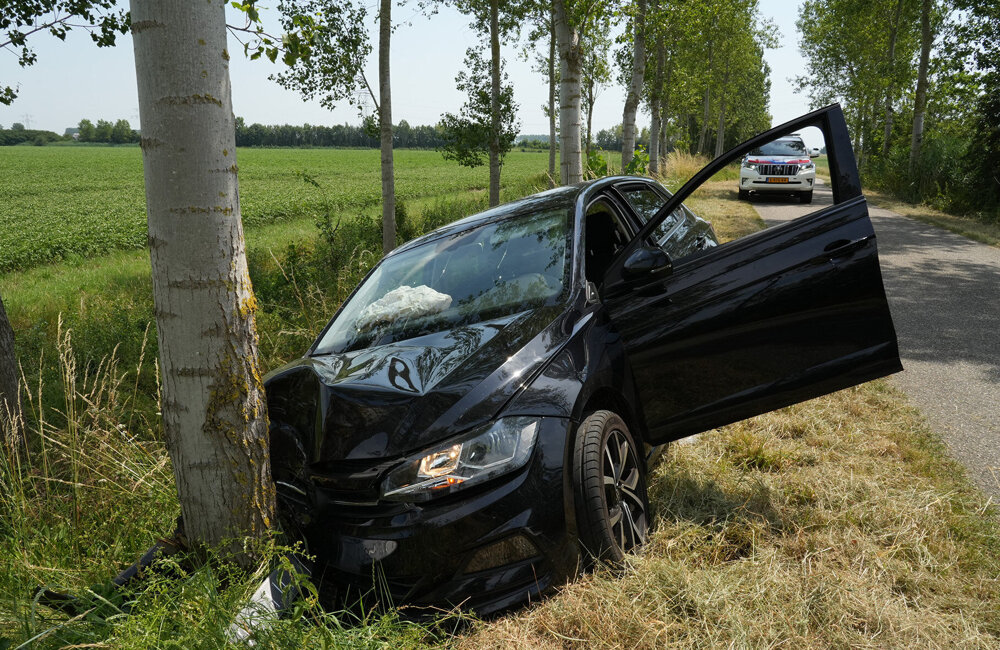2026.06.26 Auto crasht tegen boom IJzendijke, bestuurder onder invloed2