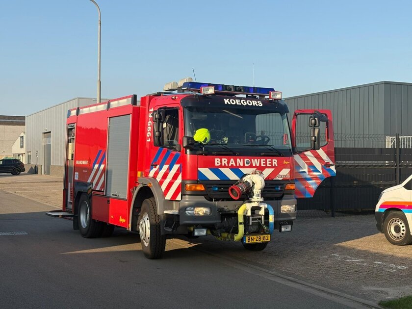 Brandweer blust brand in berg schroot aan Energieweg in Terneuzen