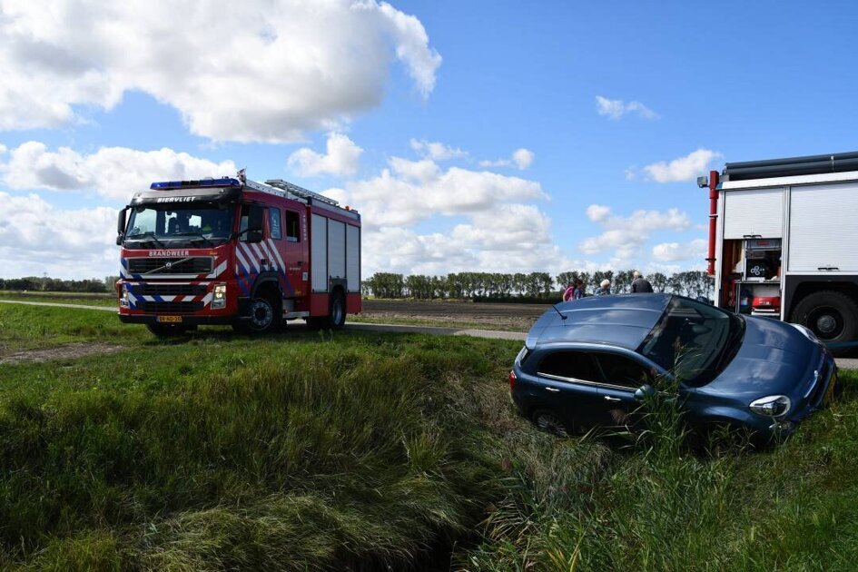 Brandweer redt automobiliste na manoeuvre op smalle polderweg