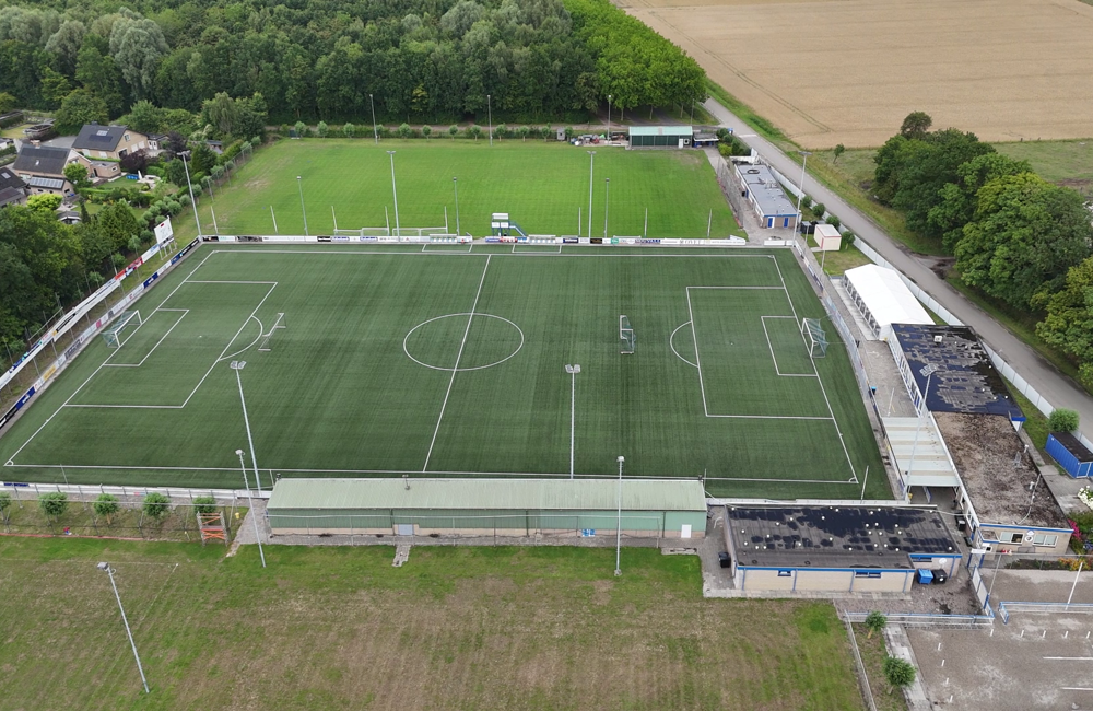 Archief_Voetbalveld Denoek Hoek Drone_WB.png
