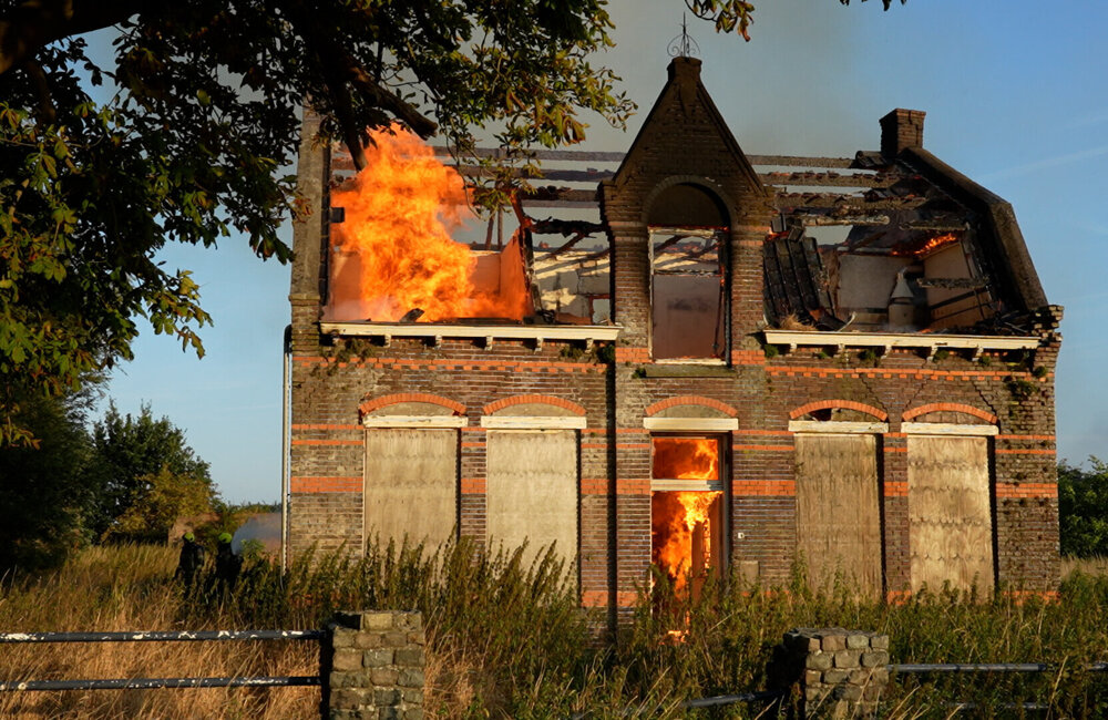 2026.07.23 Felle brand in leegstaande woonboerderij Westdorpe.00_00_05_23.Still001