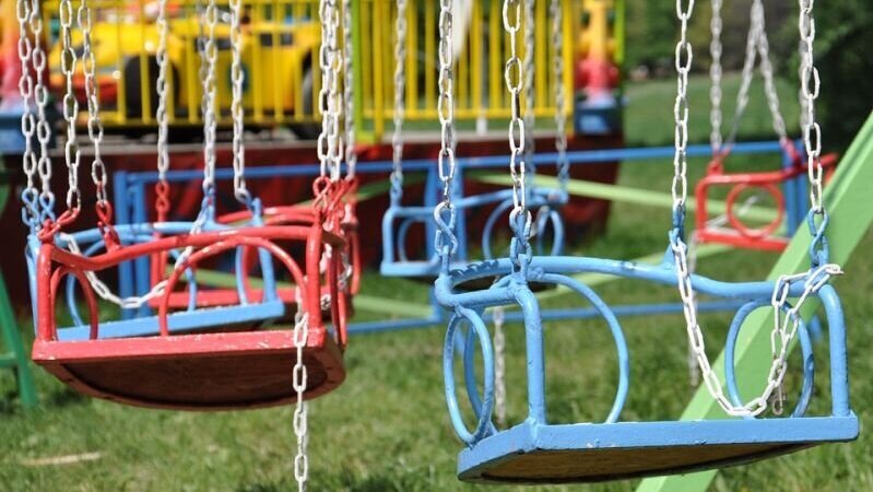 speeltuin pretpark zweefmolen.jpg