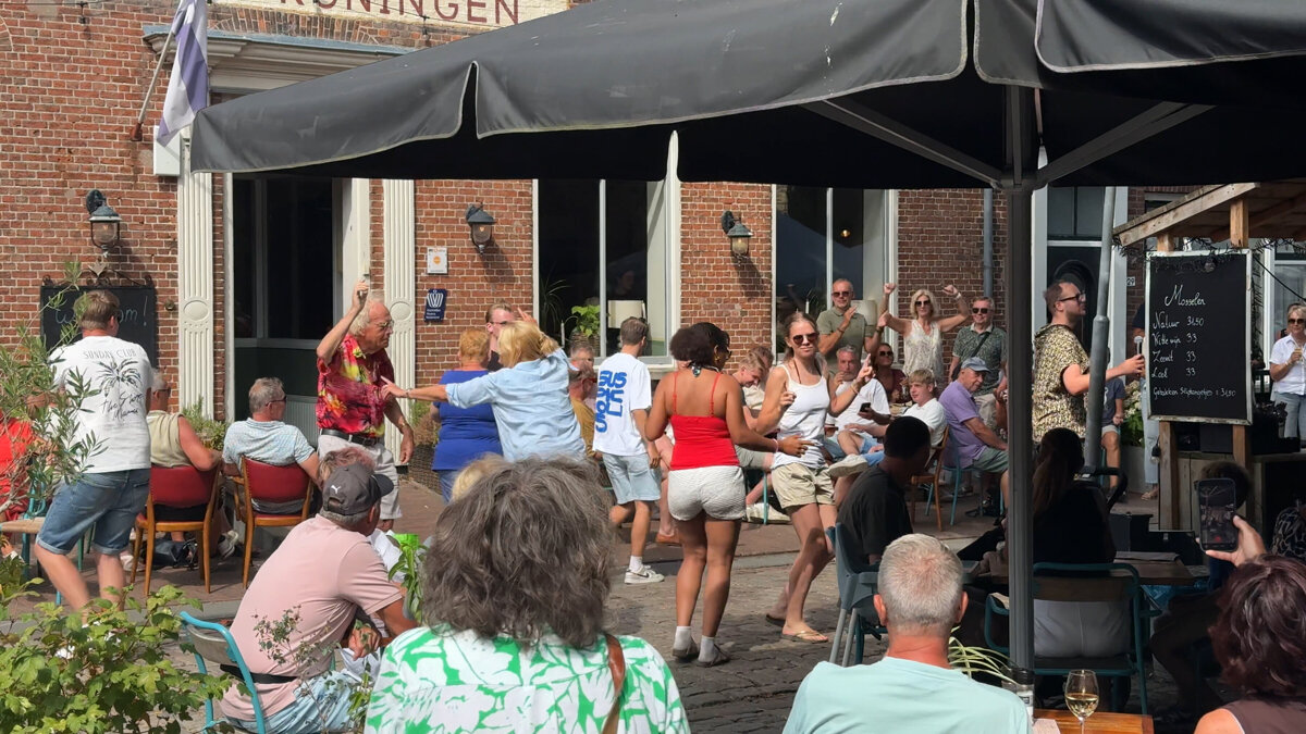 Gezelligheid op de markt van Groede - ©Omroep ZVL