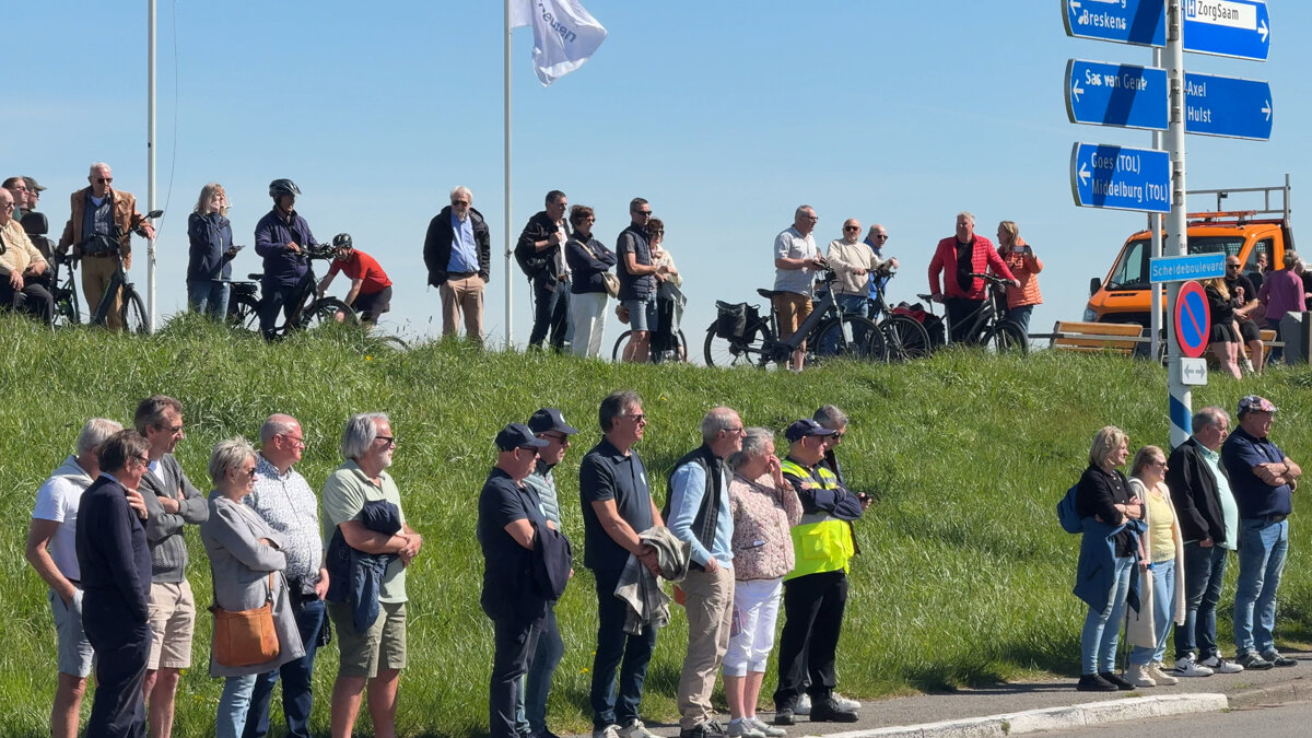 Toeschouwers op de zeedijk van Terneuzen tijdens Scheldeprijs - ©Omroep ZVL.jpg