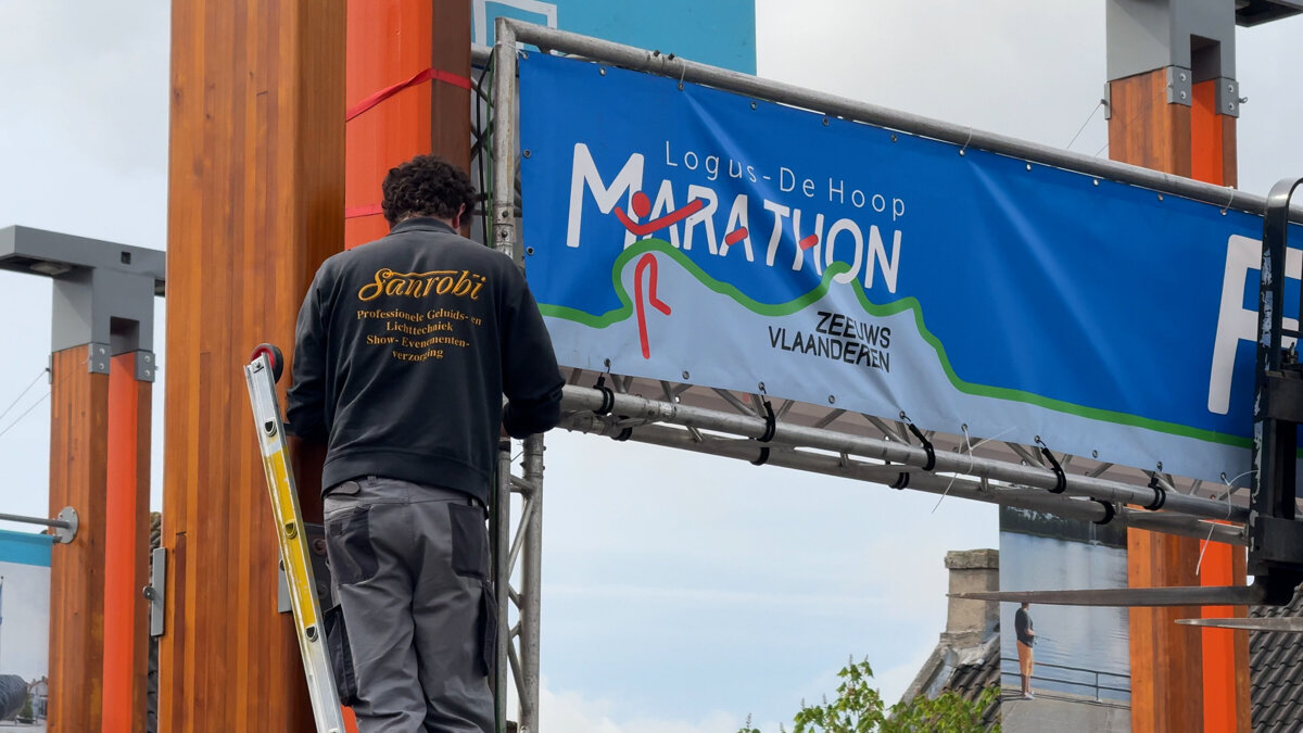 De finishboog wordt vastgezet - ©Omroep ZVL.jpg