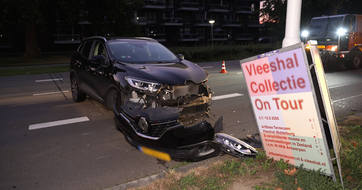 Auto knalt tegen lichtpaal en reclamebord nadat bestuurder vermoedelijk in slaap valt