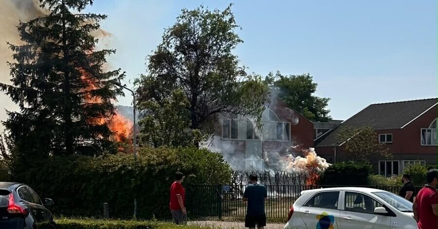 Felle brand in bosschage Van Steenbergenlaan Terneuzen, brandweer schaalt groot op