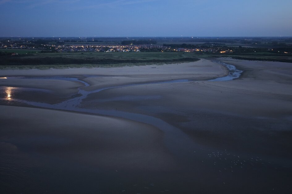 Zware stookolie aangetroffen op strand bij Nieuwvliet