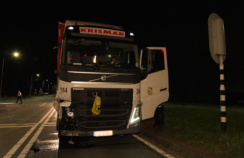 2026.04.12 Vrachtwagen rijdt door na aanrijding Zaamslagveer.00_01_05_00.Still004.jpg