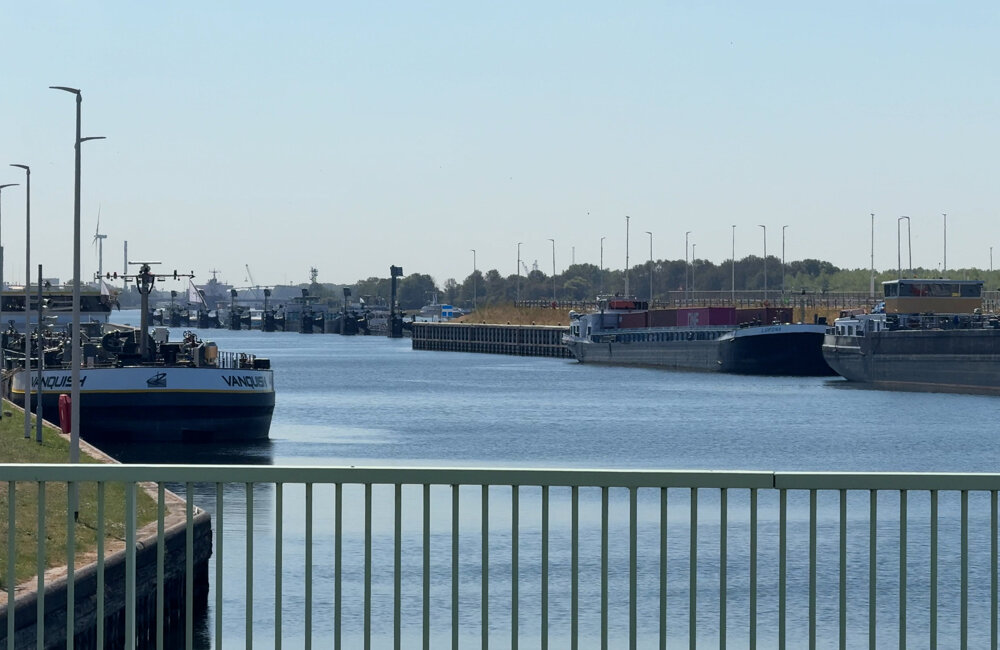 Schepen moeten wachten tot de sluis weer open gaat - ©Omroep ZVL