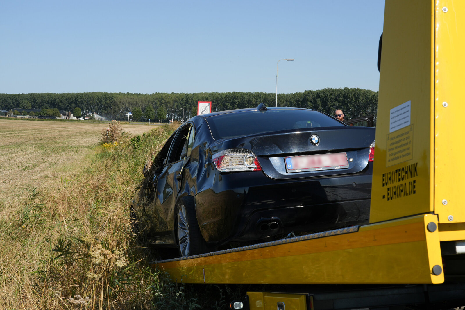 Auto komt op zijkant in droge sloot terecht bij Hulst2