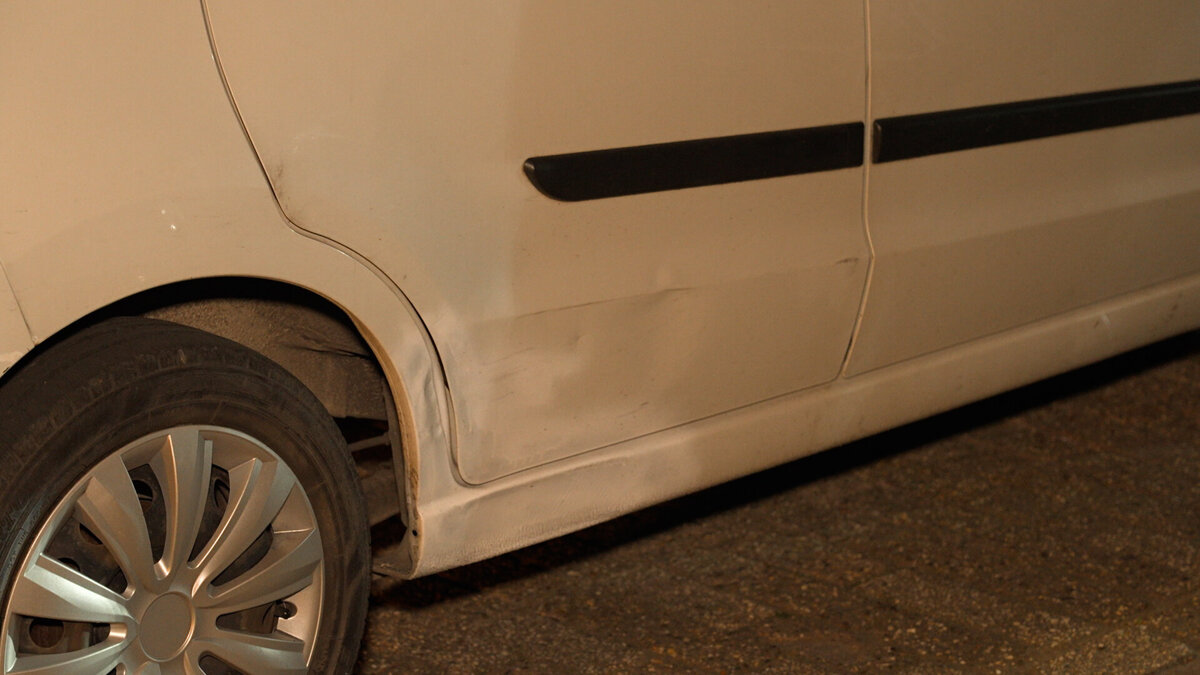 2026.04.11 Fietster naar ziekenhuis na botsing met geparkeerde auto in Axel.00_02_39_18.Still007.jpg