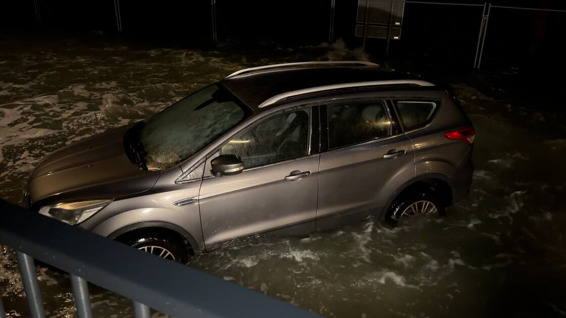Hoog water in Breskens, auto's in het water