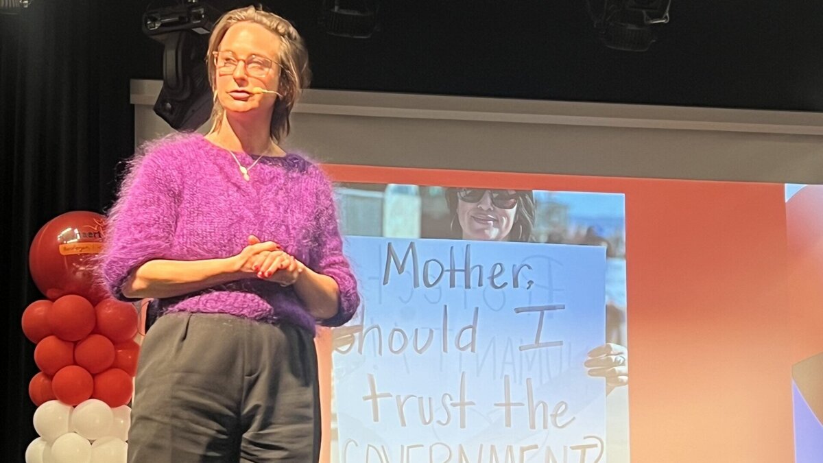foto Laila Frank in de aula van het Reynaertcollege.jpg