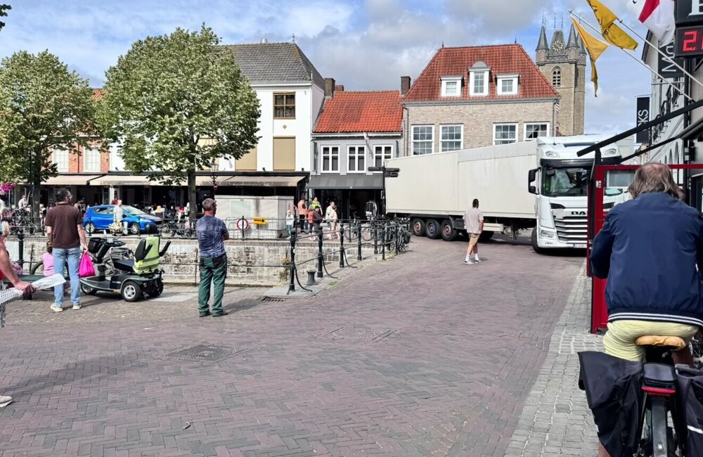 Vrachtwagen vast op Kaai Sluis - ©Nicolle Wieme