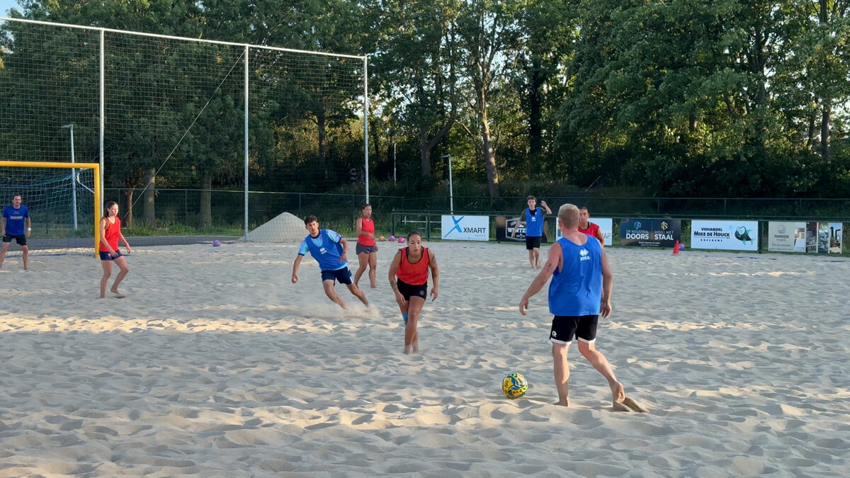 Spelers tijdens de training bij Beach Soccer Zeeland - ©Omroep ZVL