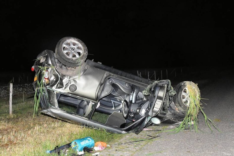 Auto eindigt ondersteboven na crash in Cadzand, bestuurster (22) onder invloed