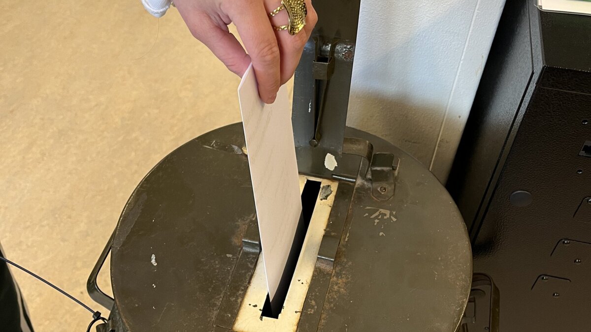 Stemformulier gaat in stembus tijdens stemmen op Zwin College - Tim Hoek.jpeg