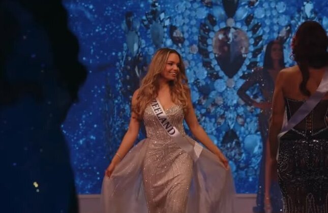 Romika Hooi tijdens de verkiezing van Miss Nederland - ©Privéarchief (6)