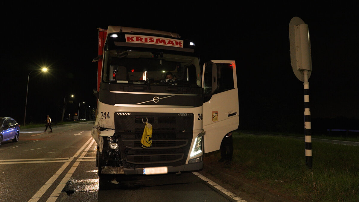 2026.04.12 Vrachtwagen rijdt door na aanrijding Zaamslagveer.00_01_05_00.Still004.jpg