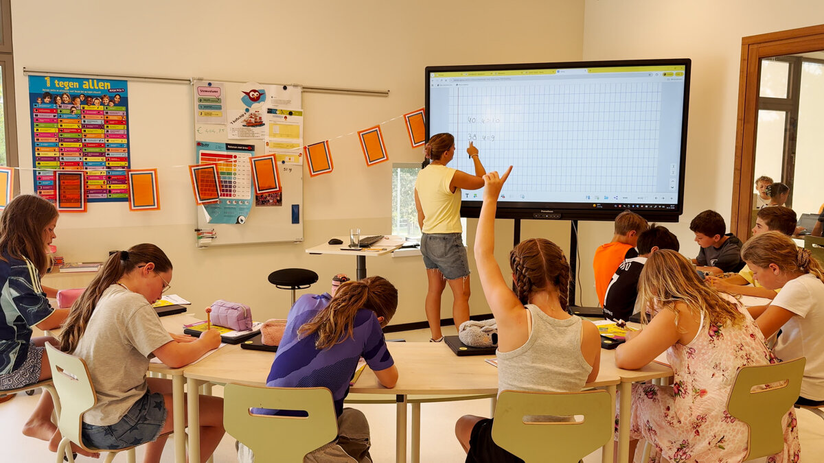 Groep 8 van De Steiger heeft geen last van de warmte buiten - ©Omroep ZVL
