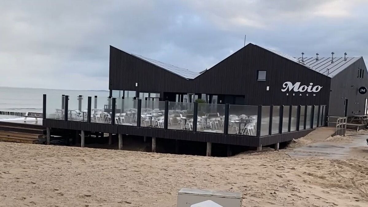 Moio Beach Strandpaviljoen.jpg