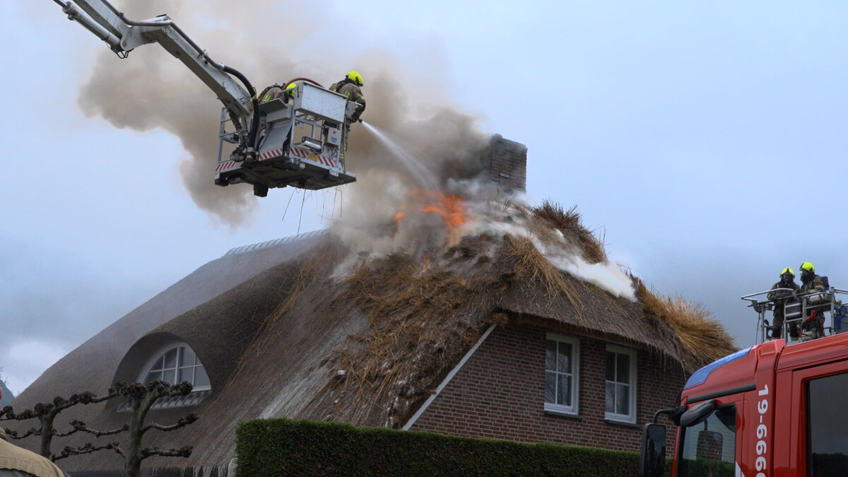 2026.02.11 Grote brand in woning met rietendak in Koewacht.00_02_37_00.Still014.jpg