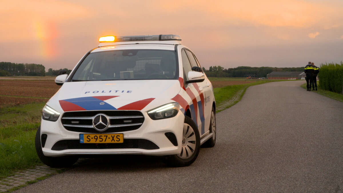 Archief_112_Politie B-klasse Zonsondergang polder