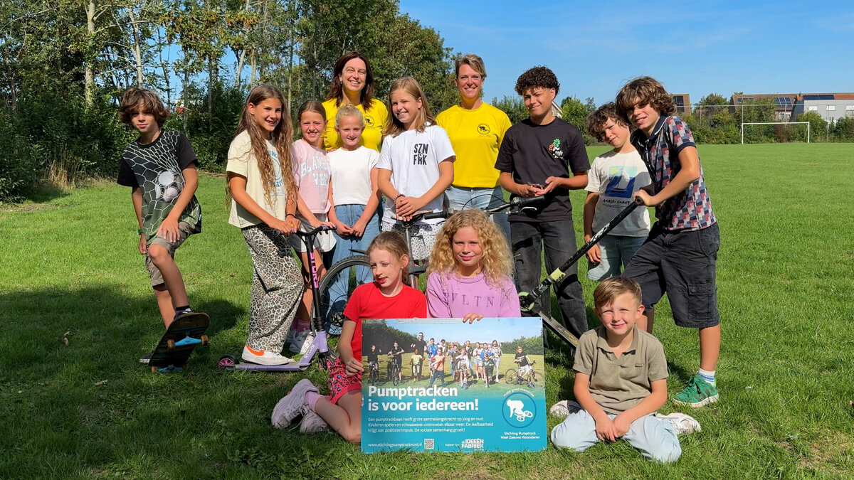 Groepsfoto Pumptrackbaan Nieuwvliet - ©Omroep ZVL